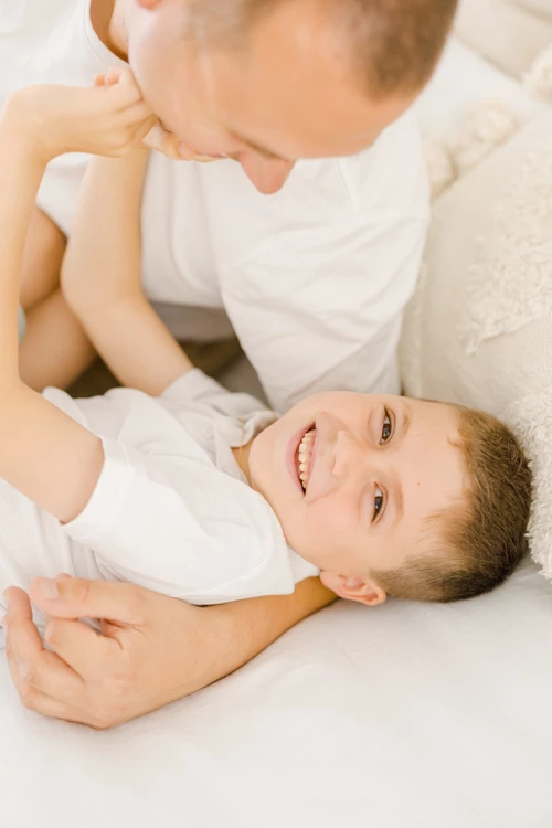 bonheur sourire enfant gris lit